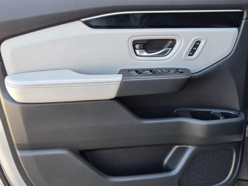 Used 2023 Honda Pilot Touring image 11