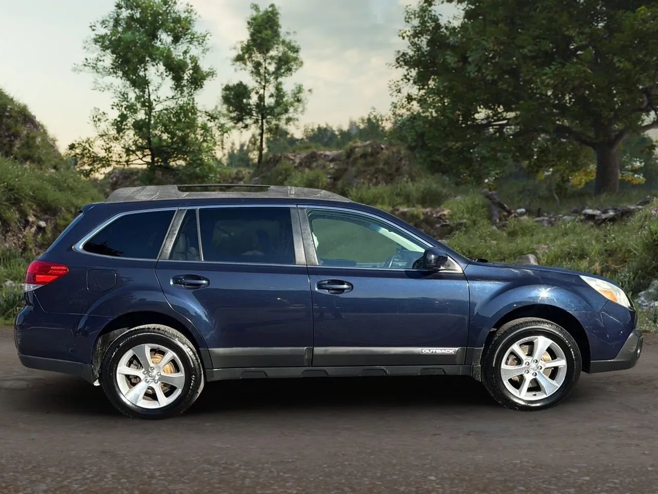 Used 2013 Subaru Outback 3.6R Limited w/ Moonroof Pkg image 4