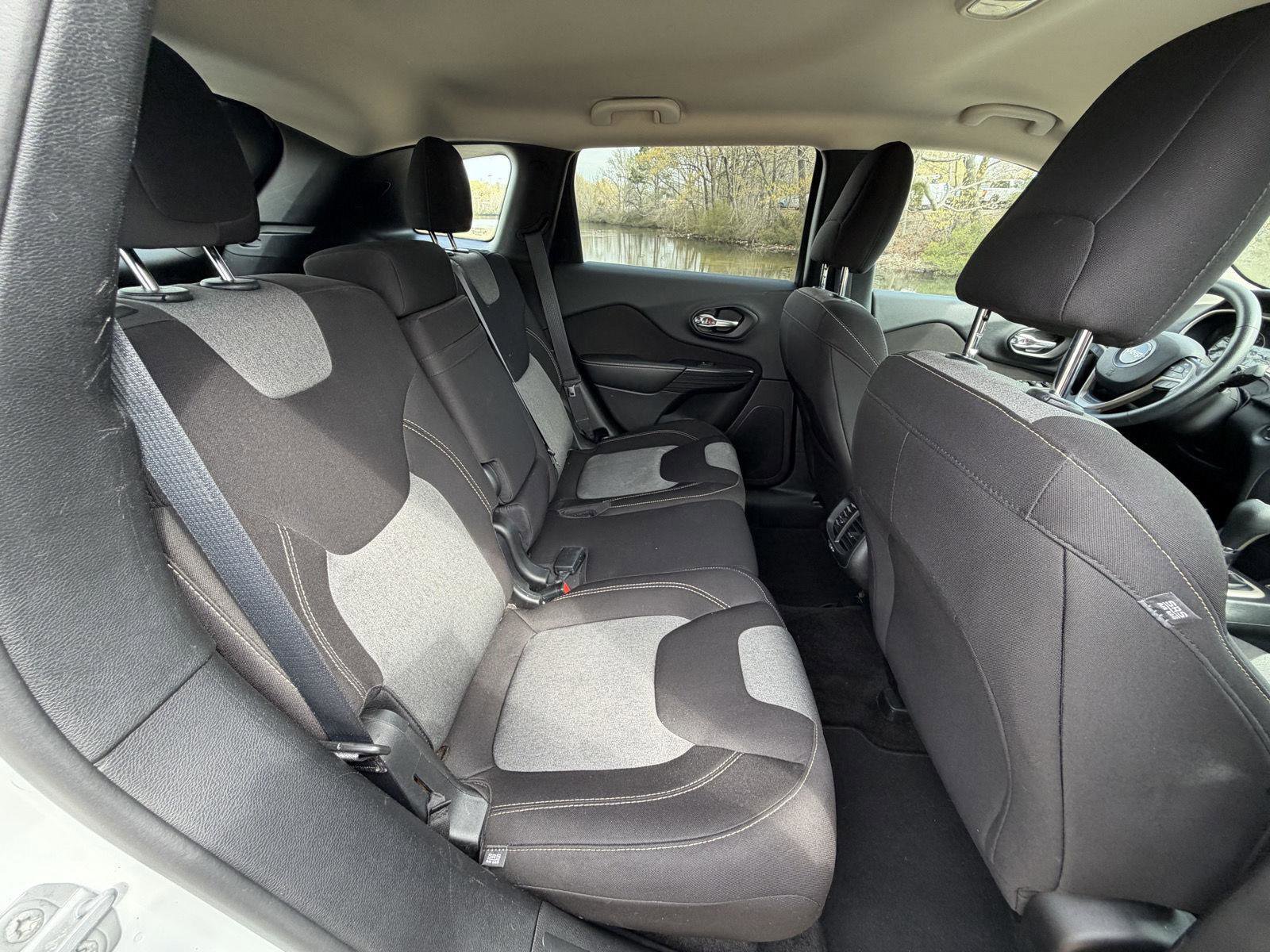 Used 2016 Jeep Cherokee Sport image 15