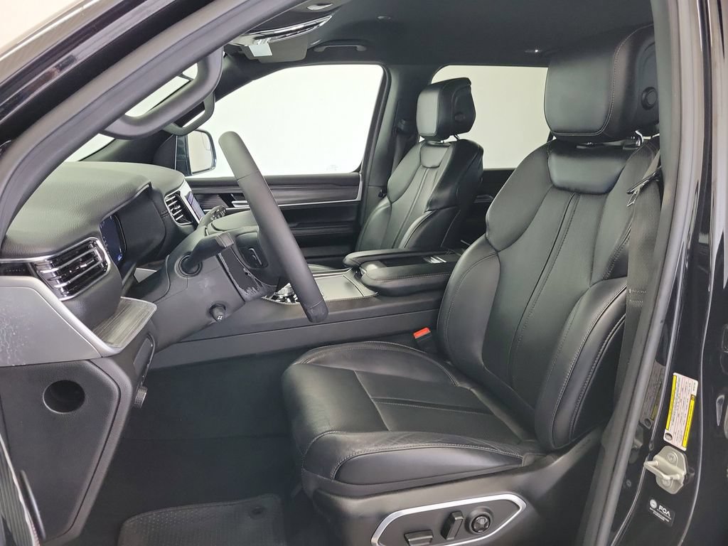 Used 2024 Jeep Wagoneer L Series II w/ Flexible Seating Group AWD/4WD image 18