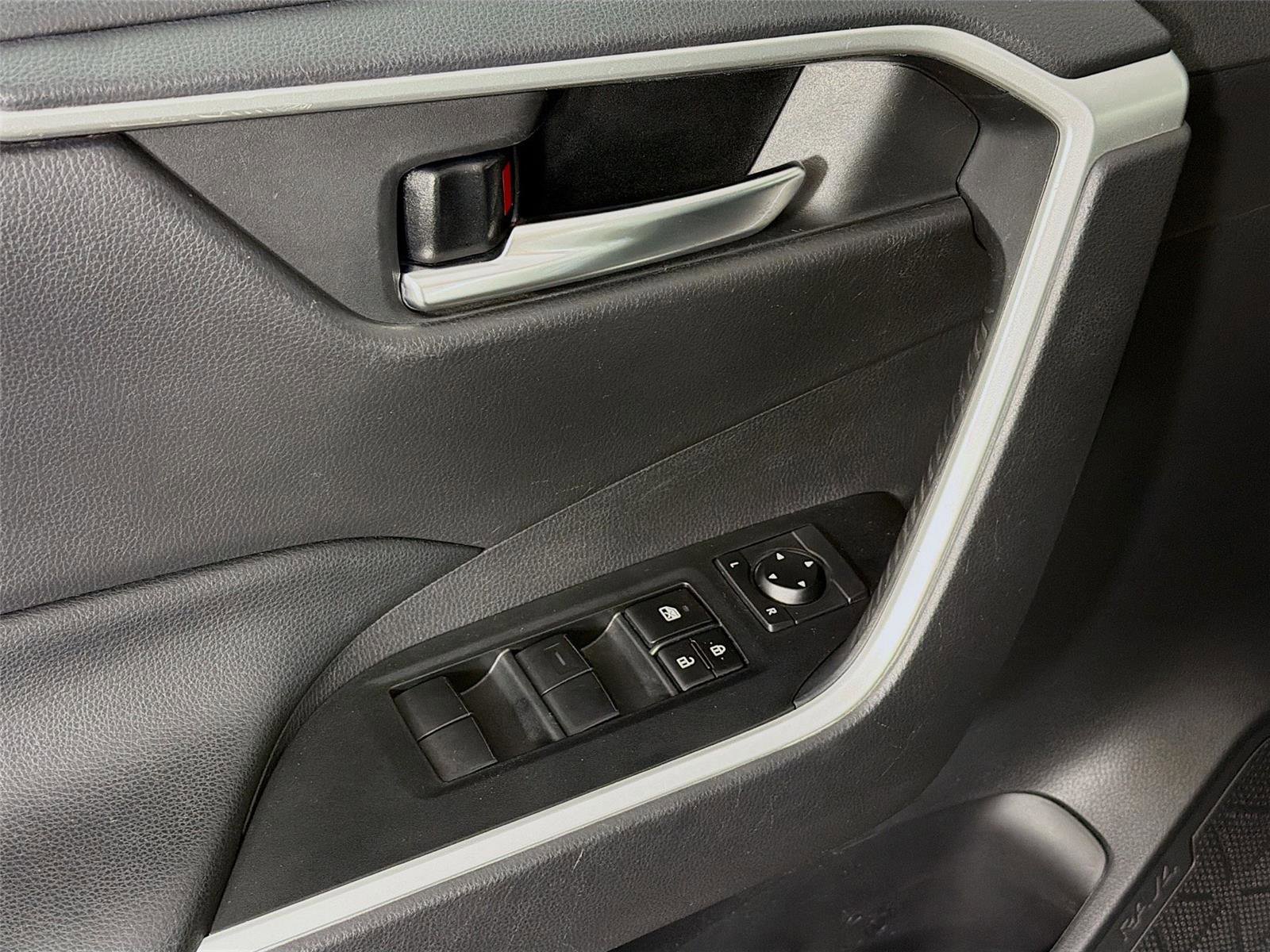 Used 2020 Toyota RAV4 XLE w/ Convenience Package image 19