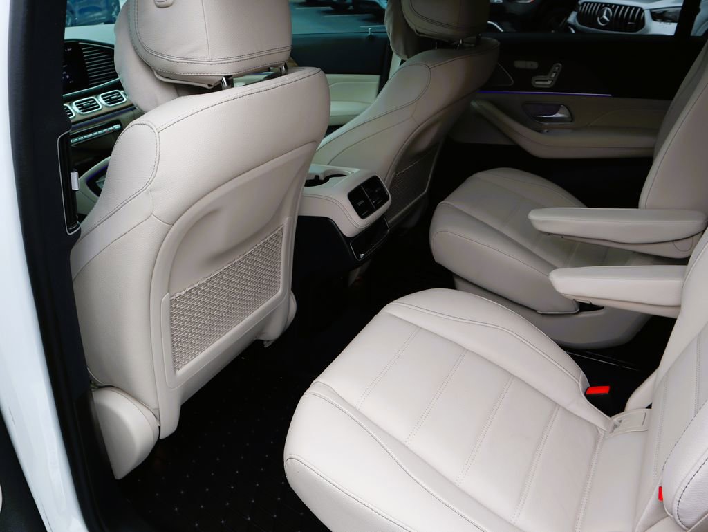 Used 2025 Mercedes-Benz GLS 580 4MATIC image 11