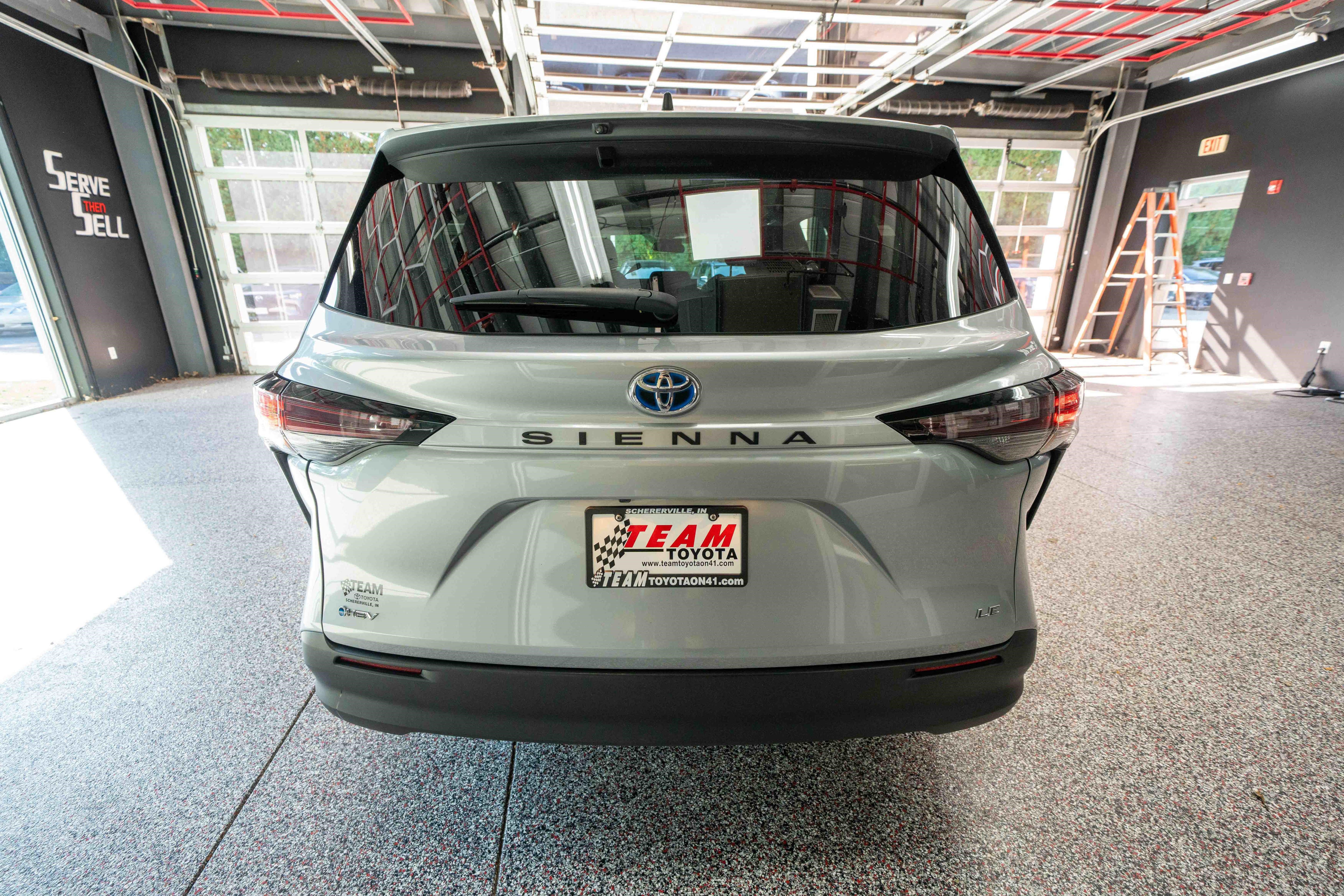 Used 2025 Toyota Sienna LE FWD image 3