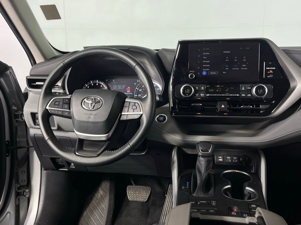 Used 2023 Toyota Highlander LE image 16