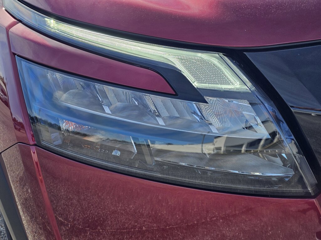 Used 2024 Nissan Pathfinder SV w/ Black Appearance Package image 4