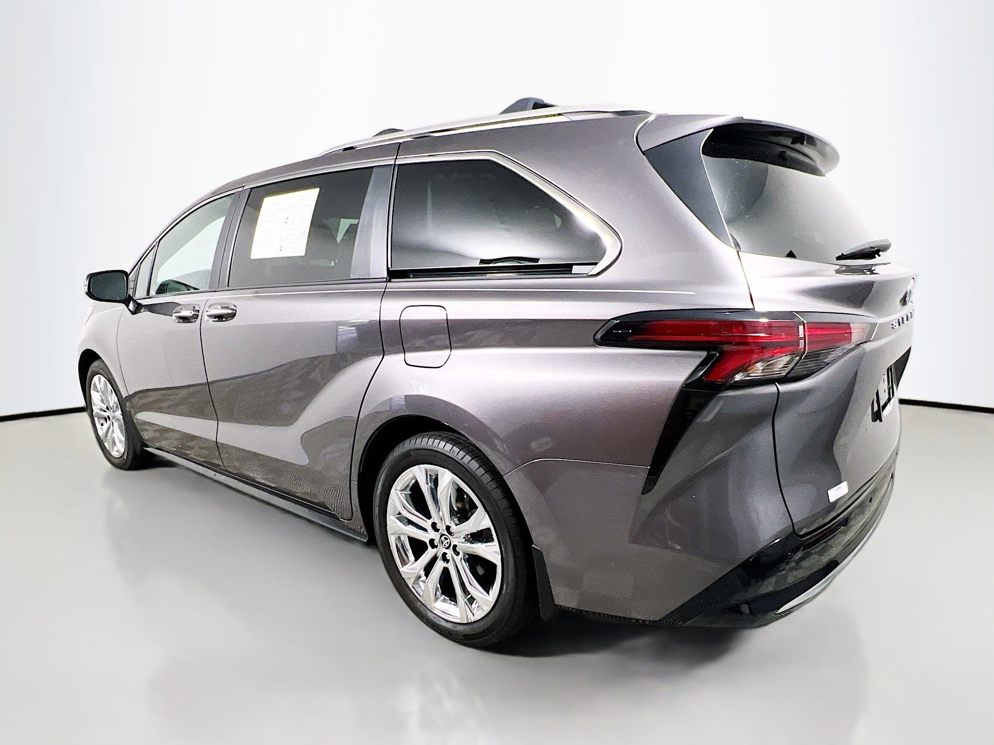 Used 2024 Toyota Sienna Platinum image 8