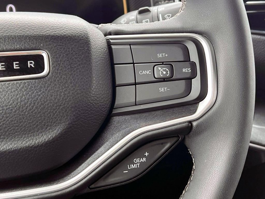 Used 2023 Jeep Wagoneer 4WD image 23