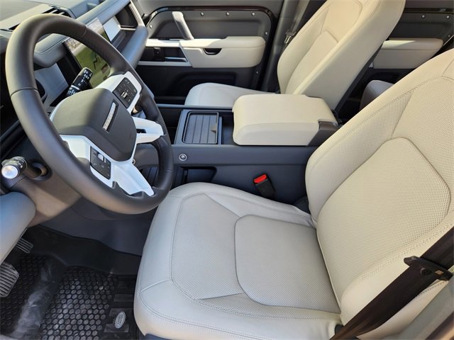 New 2024 Land Rover Defender 110 SE image 13