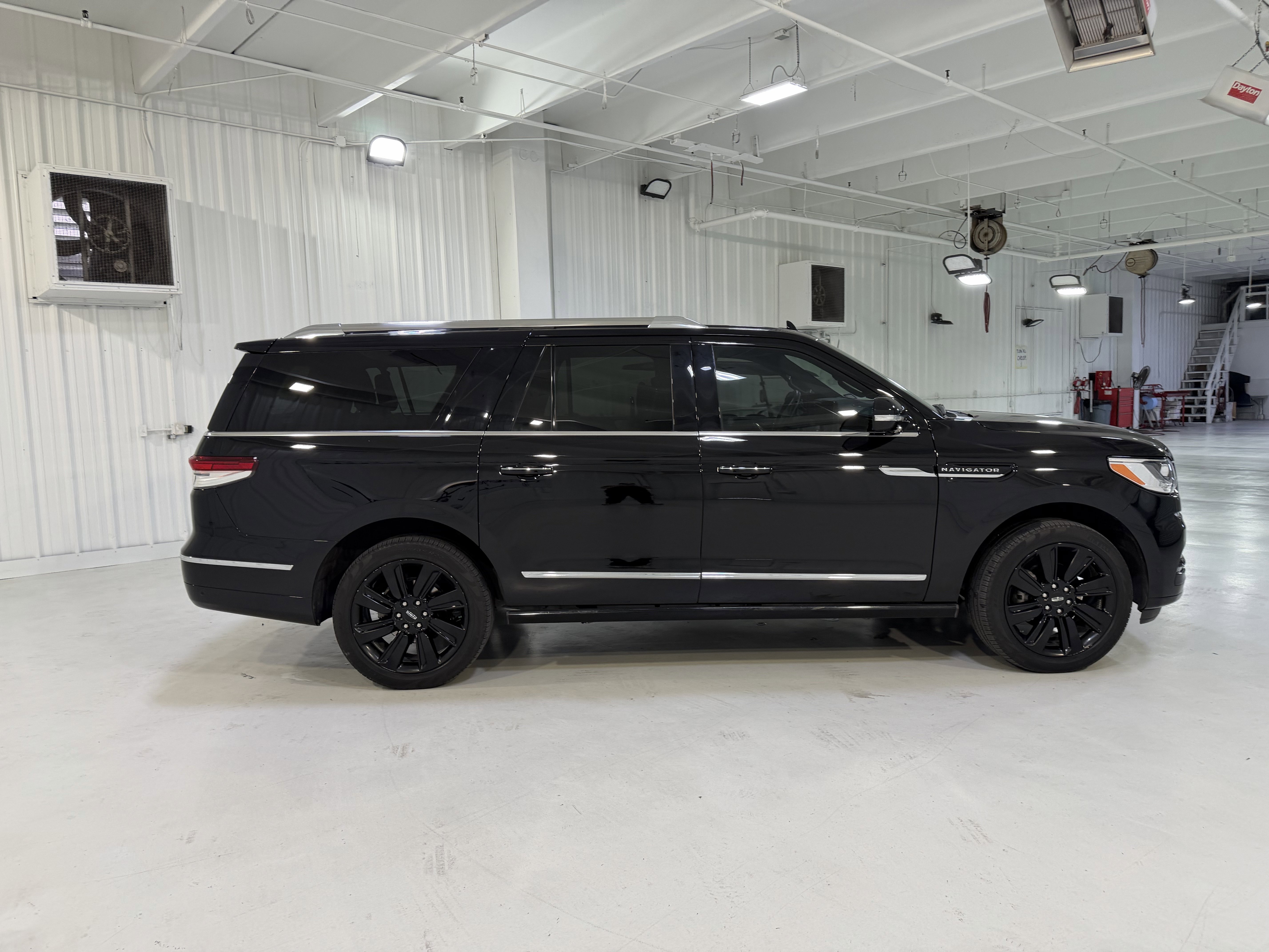 Used 2023 Lincoln Navigator L Reserve AWD/4WD image 6