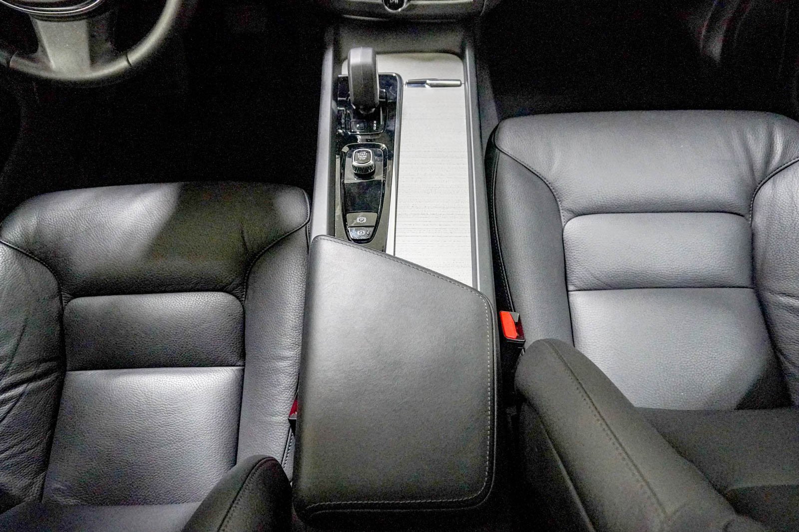 Used 2025 Volvo XC60 B5 Plus image 27