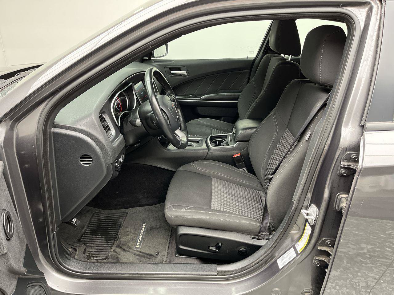 Used 2017 Dodge Charger SXT AWD/4WD image 3