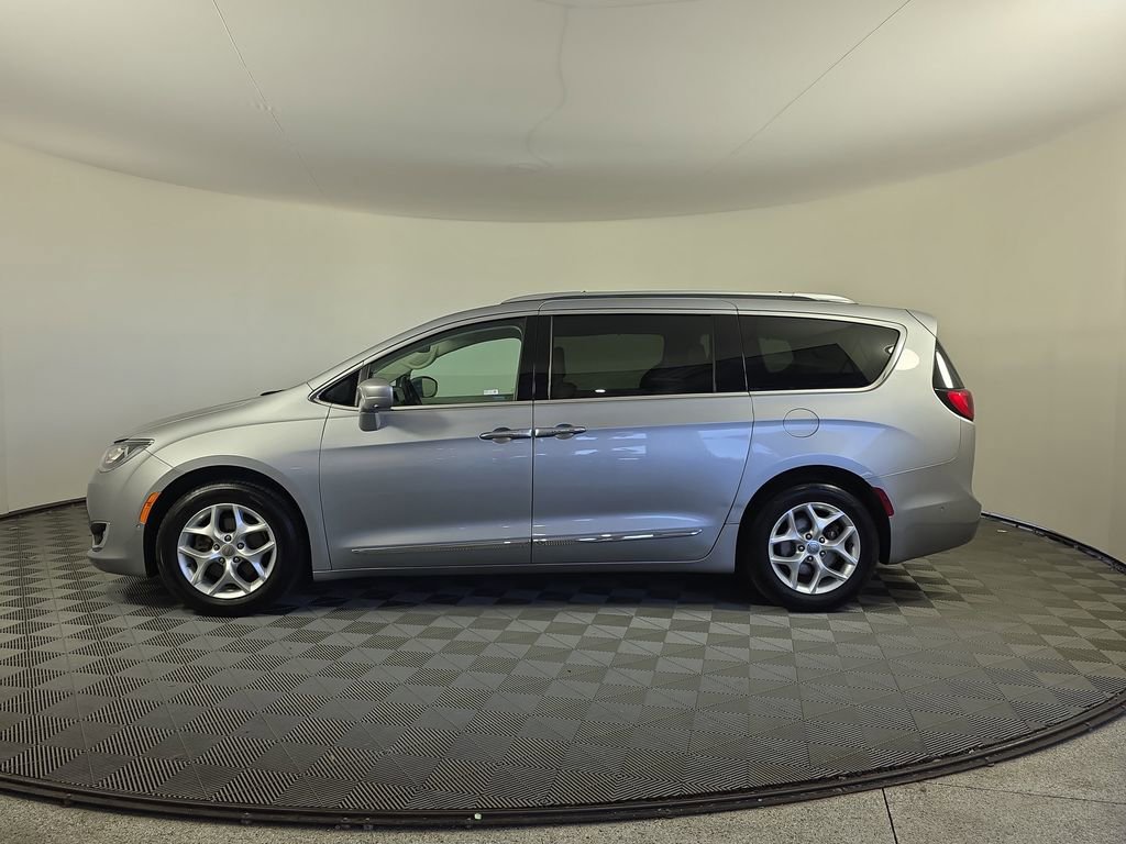 Used 2017 Chrysler Pacifica Touring-L Plus w/ Advanced Safetytec Group image 4