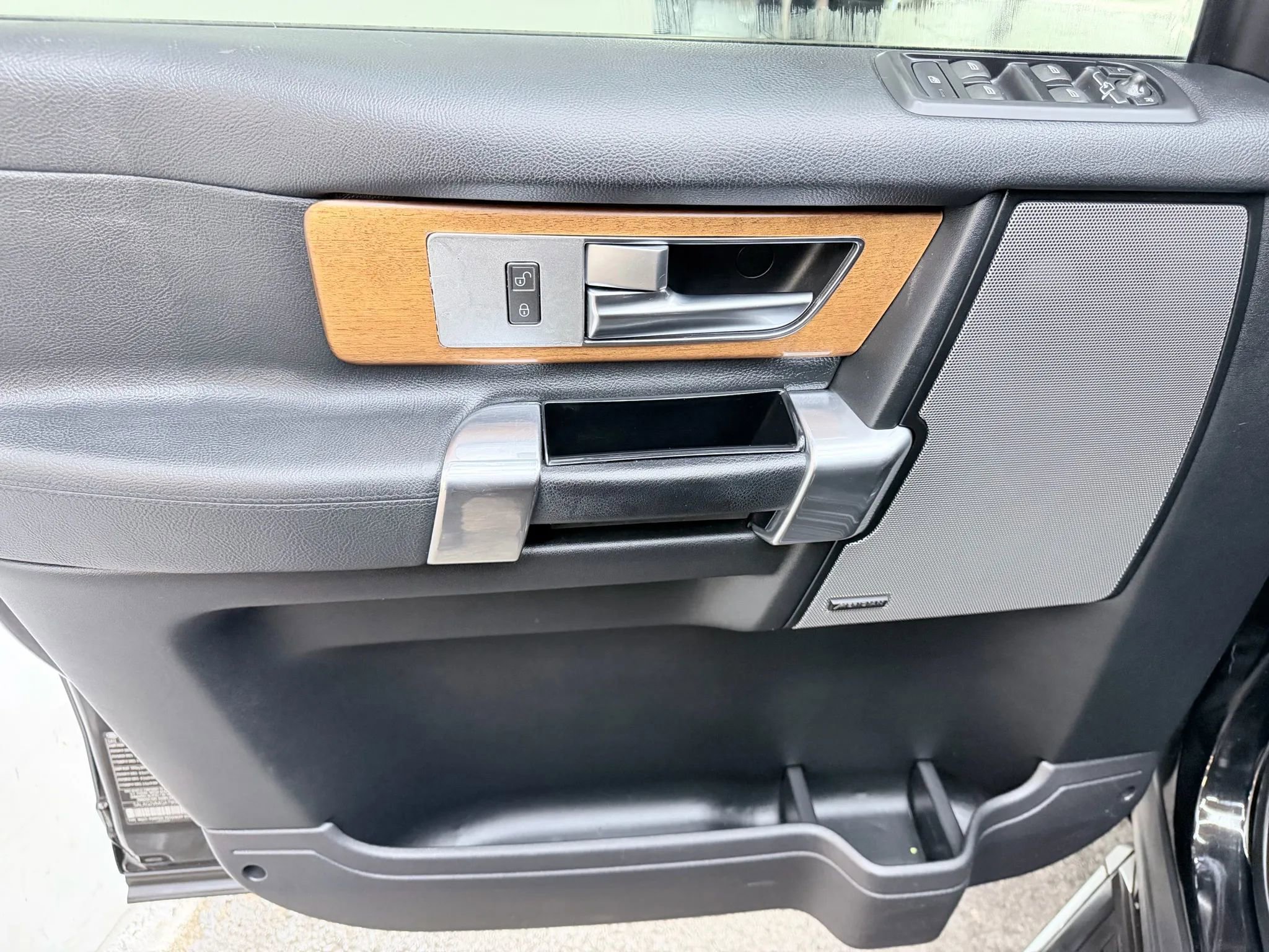 Used 2016 Land Rover LR4 HSE Silver Edition AWD/4WD image 9