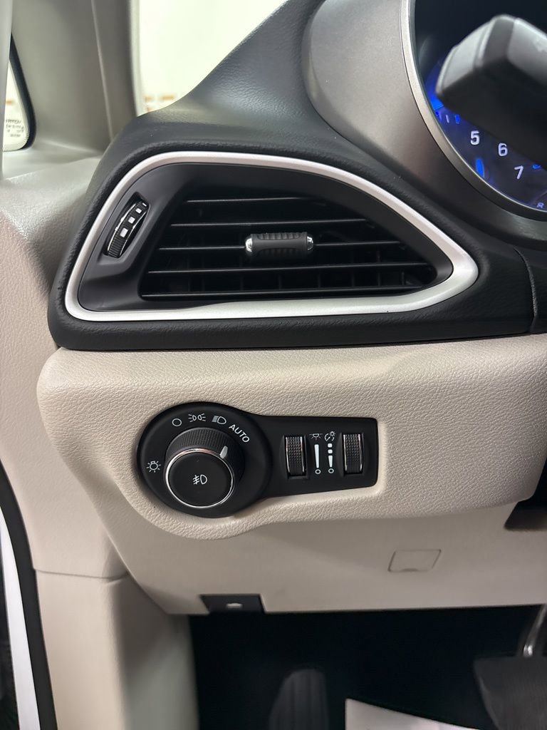 Used 2023 Chrysler Pacifica Touring-L FWD image 12