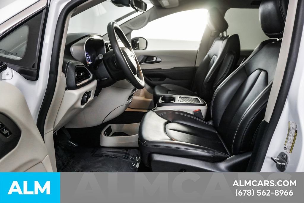 Used 2024 Chrysler Pacifica Select image 16
