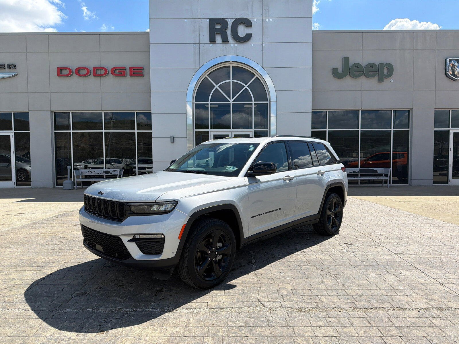 Used 2024 Jeep Grand Cherokee Limited w/ Luxury Tech Group II AWD/4WD image 4