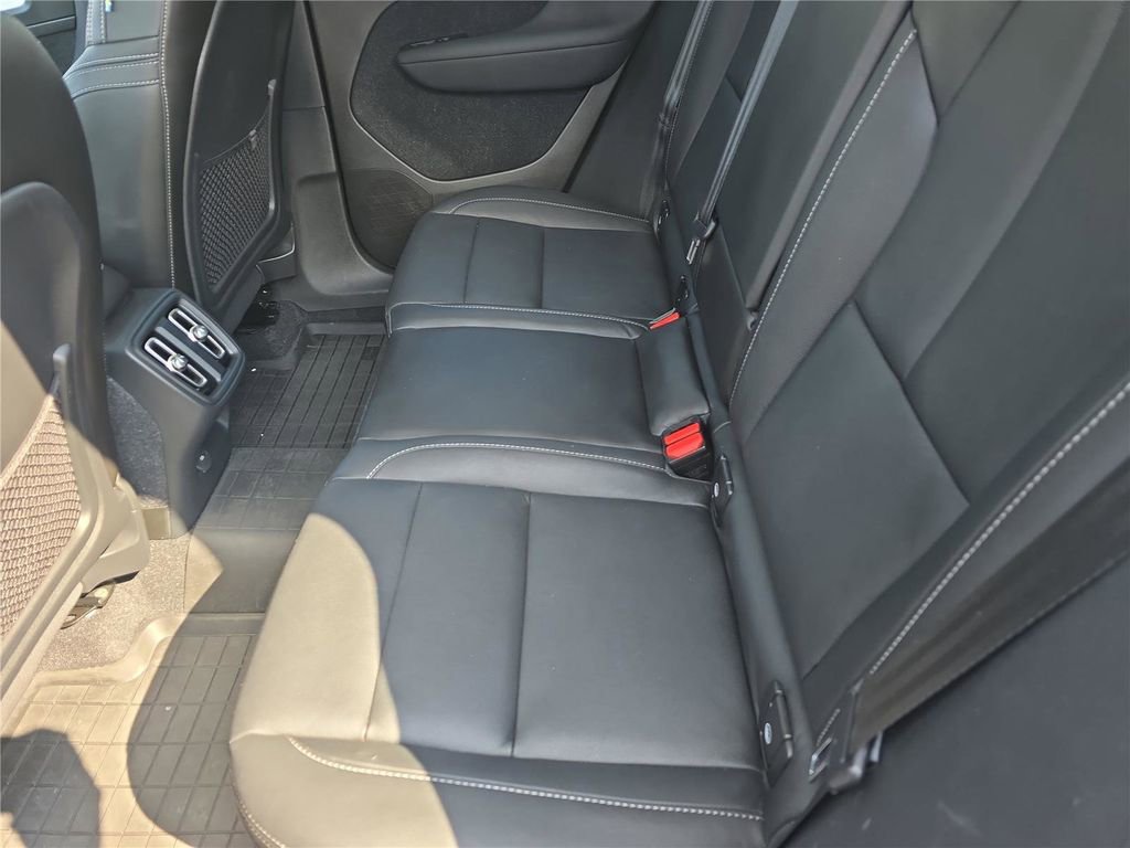 Used 2020 Volvo XC40 T5 Momentum image 11