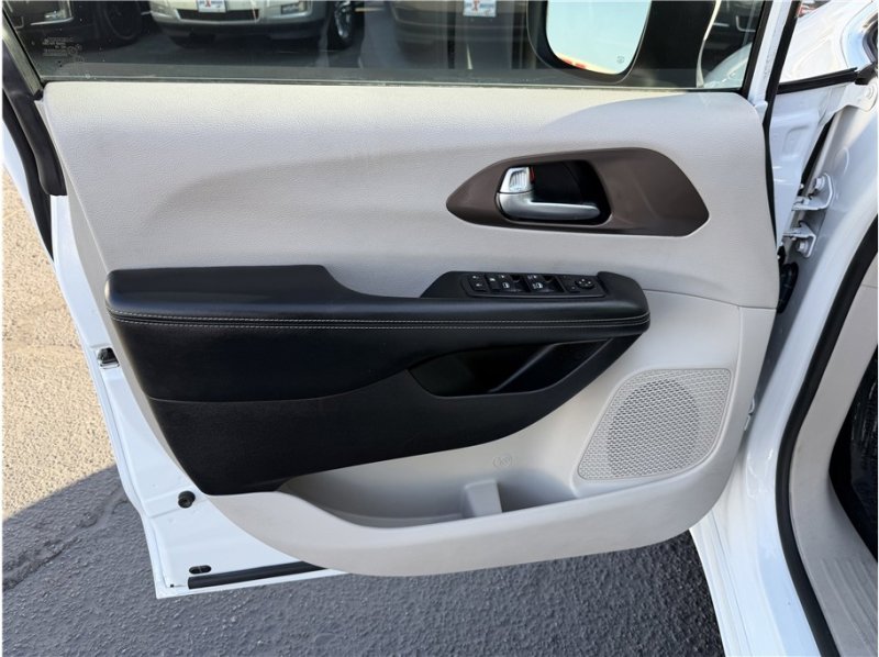 Used 2021 Chrysler Voyager Lxi image 14