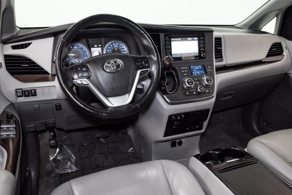 Used 2018 Toyota Sienna XLE Premium FWD image 7