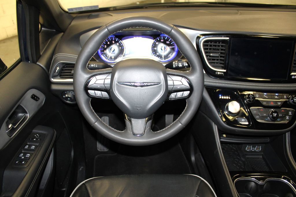 Used 2025 Chrysler Pacifica Limited image 13