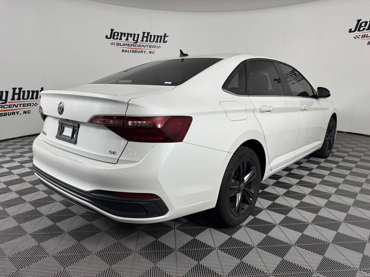 Used 2023 Volkswagen Jetta SE w/ Panoramic Sunroof Package FWD image 7
