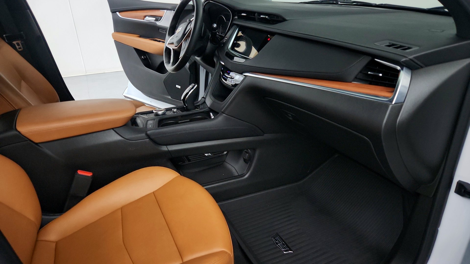 Used 2024 Cadillac XT5 Premium Luxury w/ LPO, Floor Liner Package FWD image 5