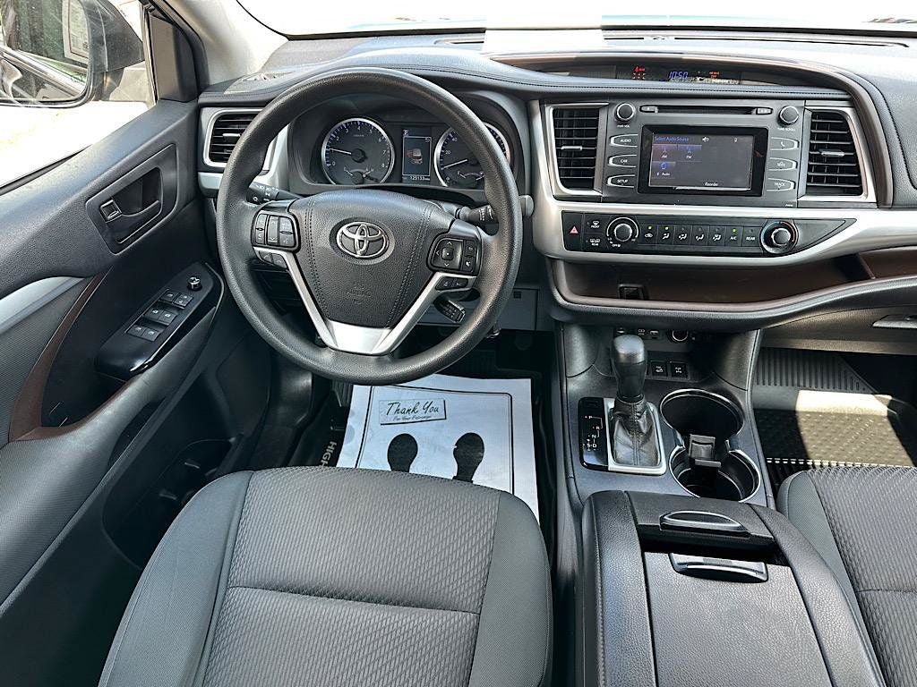Used 2019 Toyota Highlander LE AWD/4WD image 19