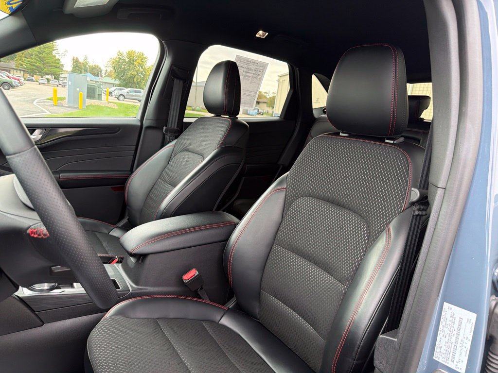 Used 2025 Ford Escape ST-Line w/ Tech Pack #1 AWD/4WD image 13
