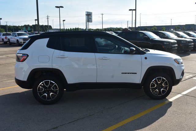 Used 2025 Jeep Compass Trailhawk AWD/4WD image 4