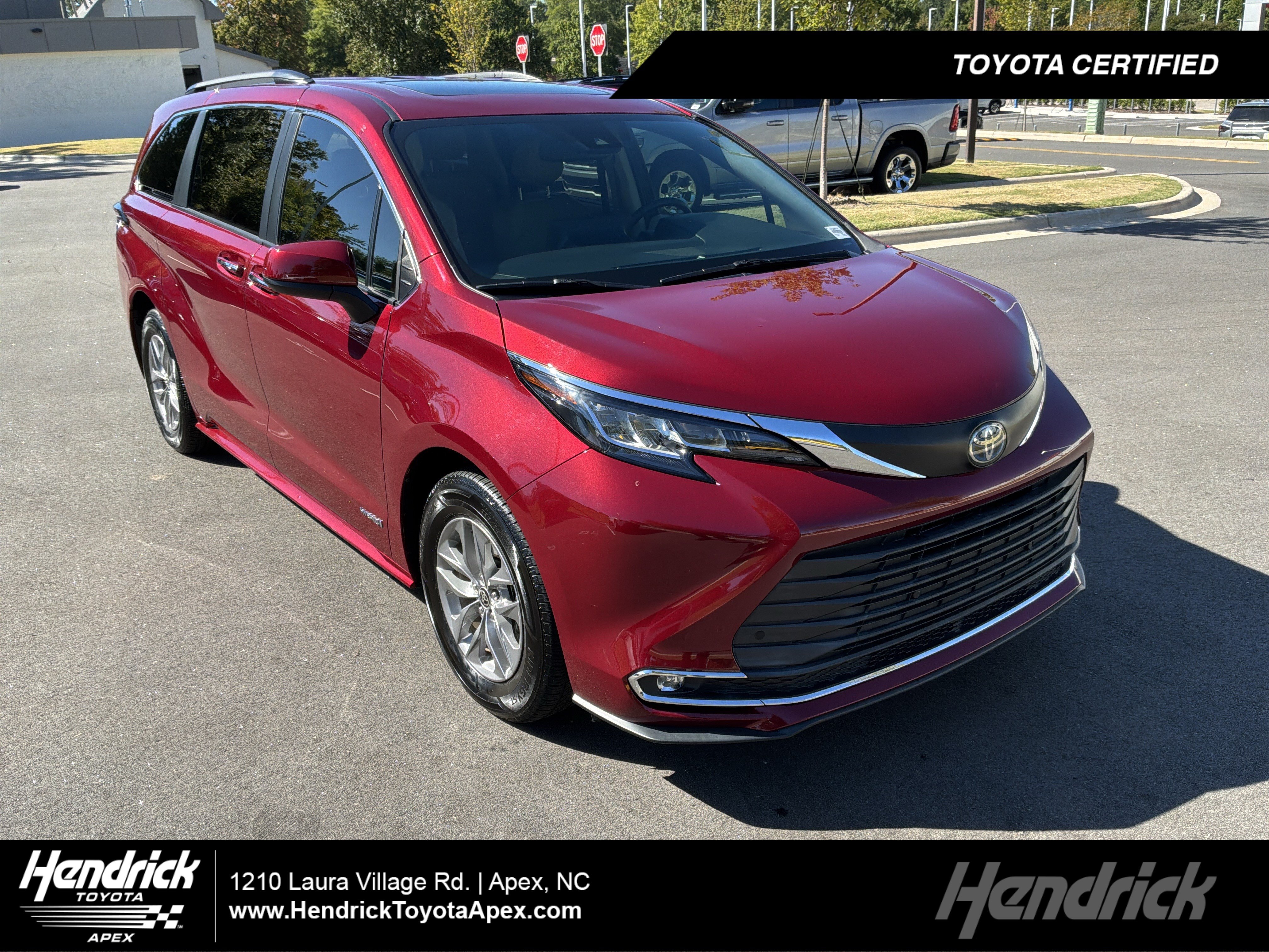 Used 2021 Toyota Sienna XLE FWD image 1