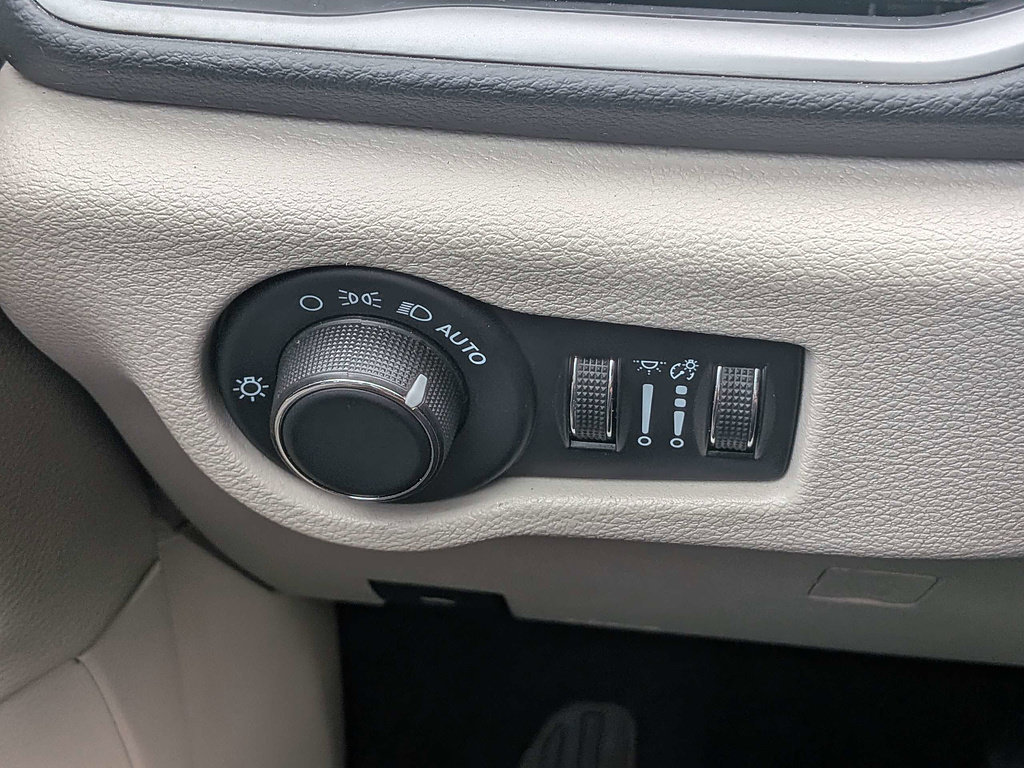 Certified 2022 Chrysler Voyager LX FWD image 23