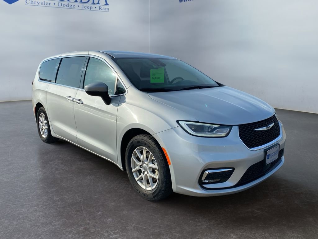 Used 2023 Chrysler Pacifica Touring-L FWD image 7