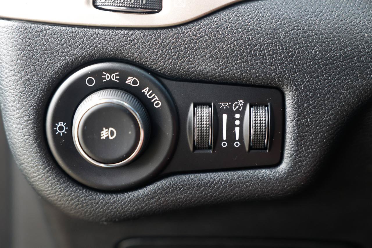 Used 2016 Jeep Cherokee Limited FWD image 40