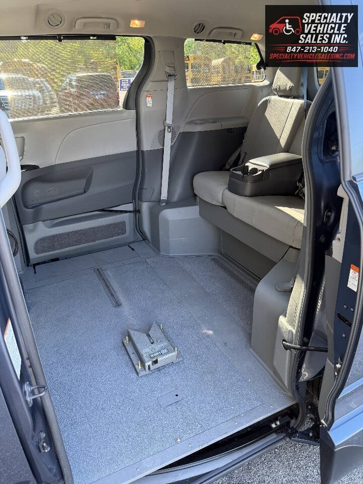Used 2016 Toyota Sienna XLE FWD image 14
