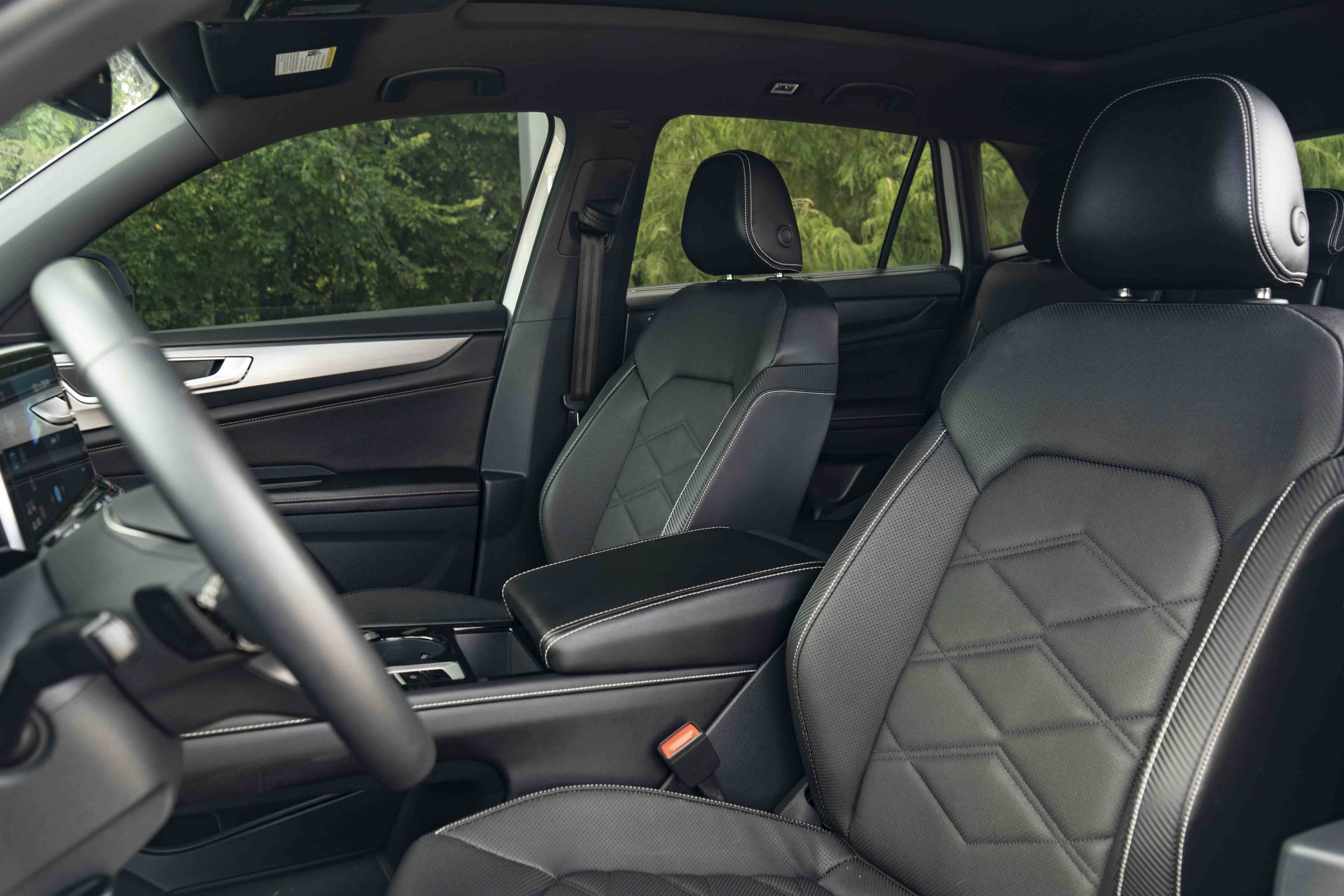 Certified 2024 Volkswagen Atlas Cross Sport SE w/ Panoramic Sunroof Package FWD image 16