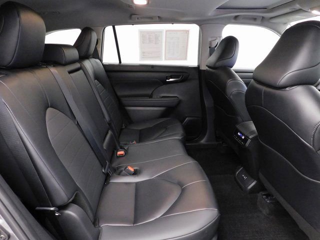 Used 2025 Toyota Highlander XLE image 32