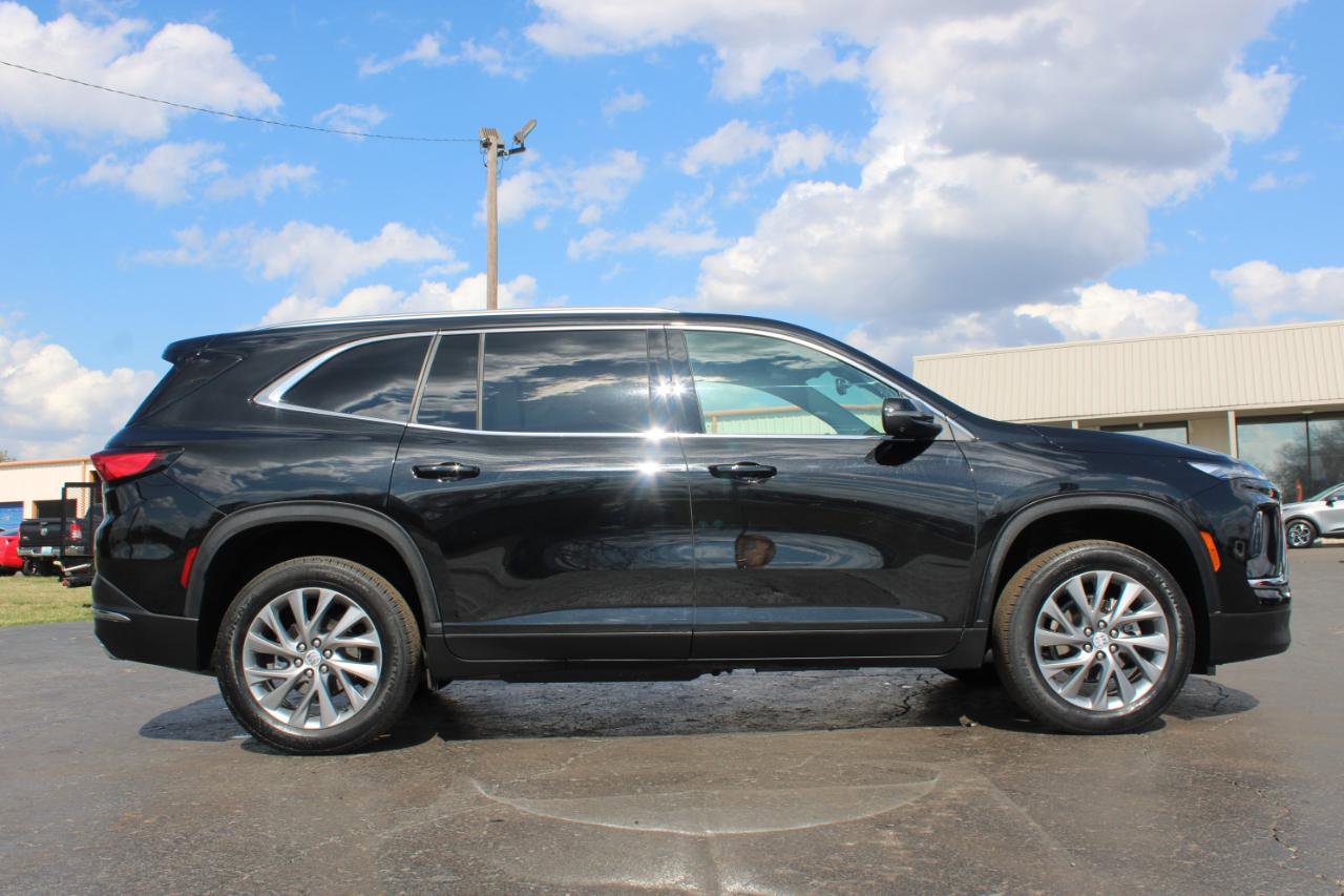 Used 2025 Buick Enclave Preferred image 3