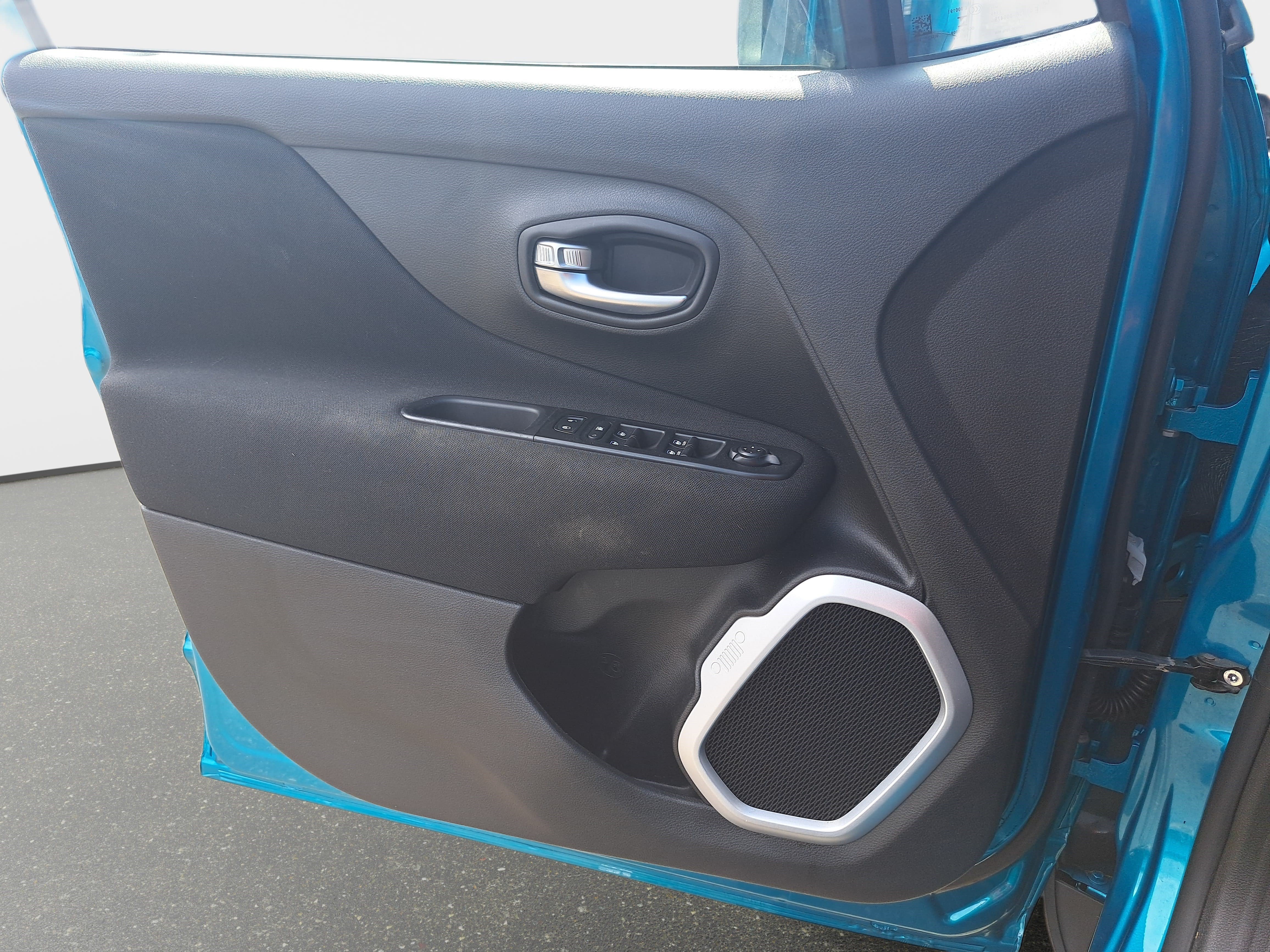 Used 2020 Jeep Renegade Latitude FWD image 24