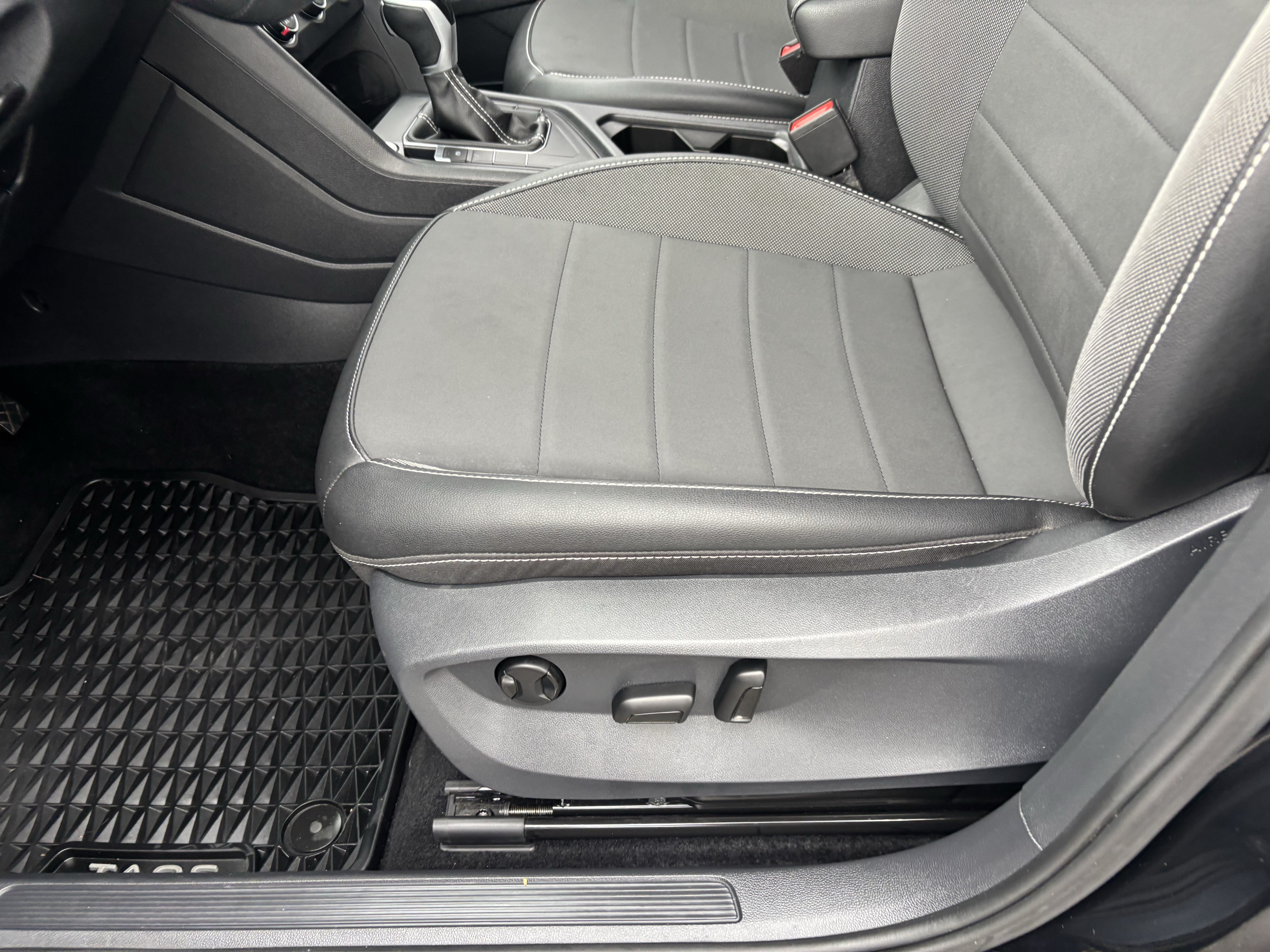 New 2026 Volkswagen Taos SE FWD image 19