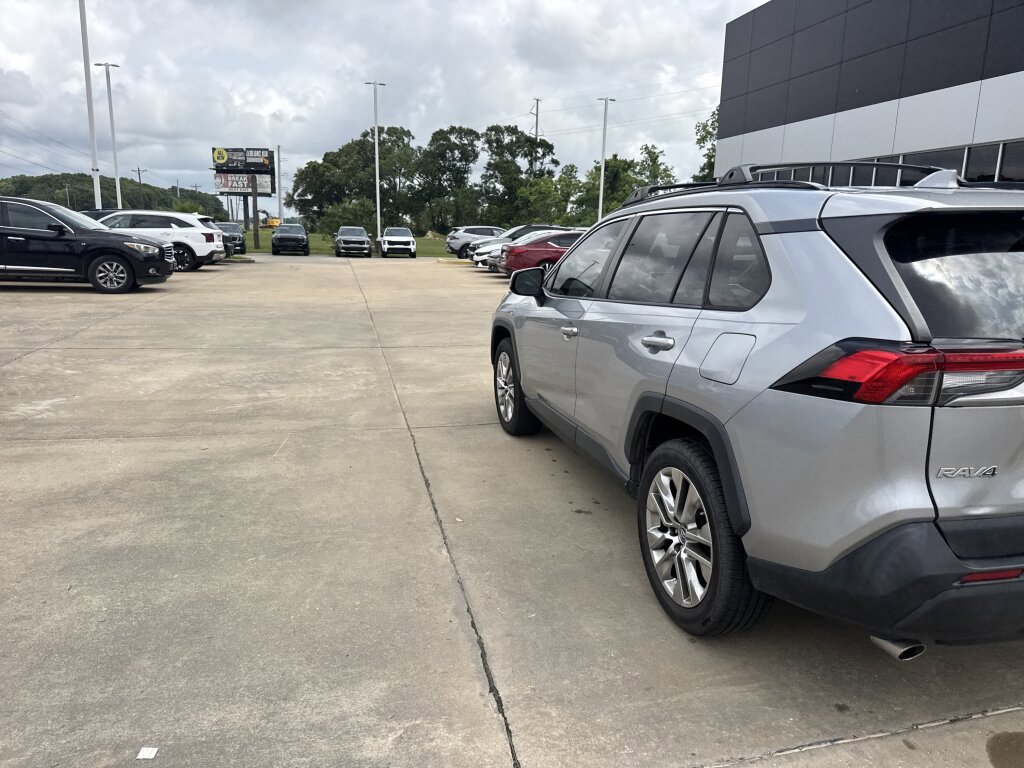 Used 2019 Toyota RAV4 XLE Premium FWD image 14