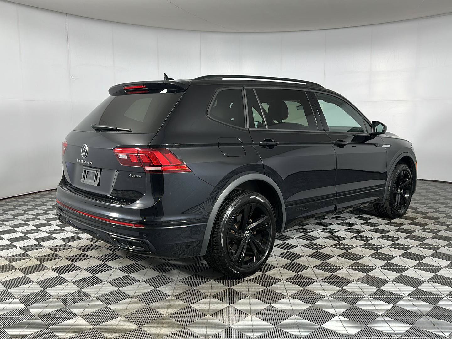Used 2024 Volkswagen Tiguan SE R-Line AWD/4WD image 28