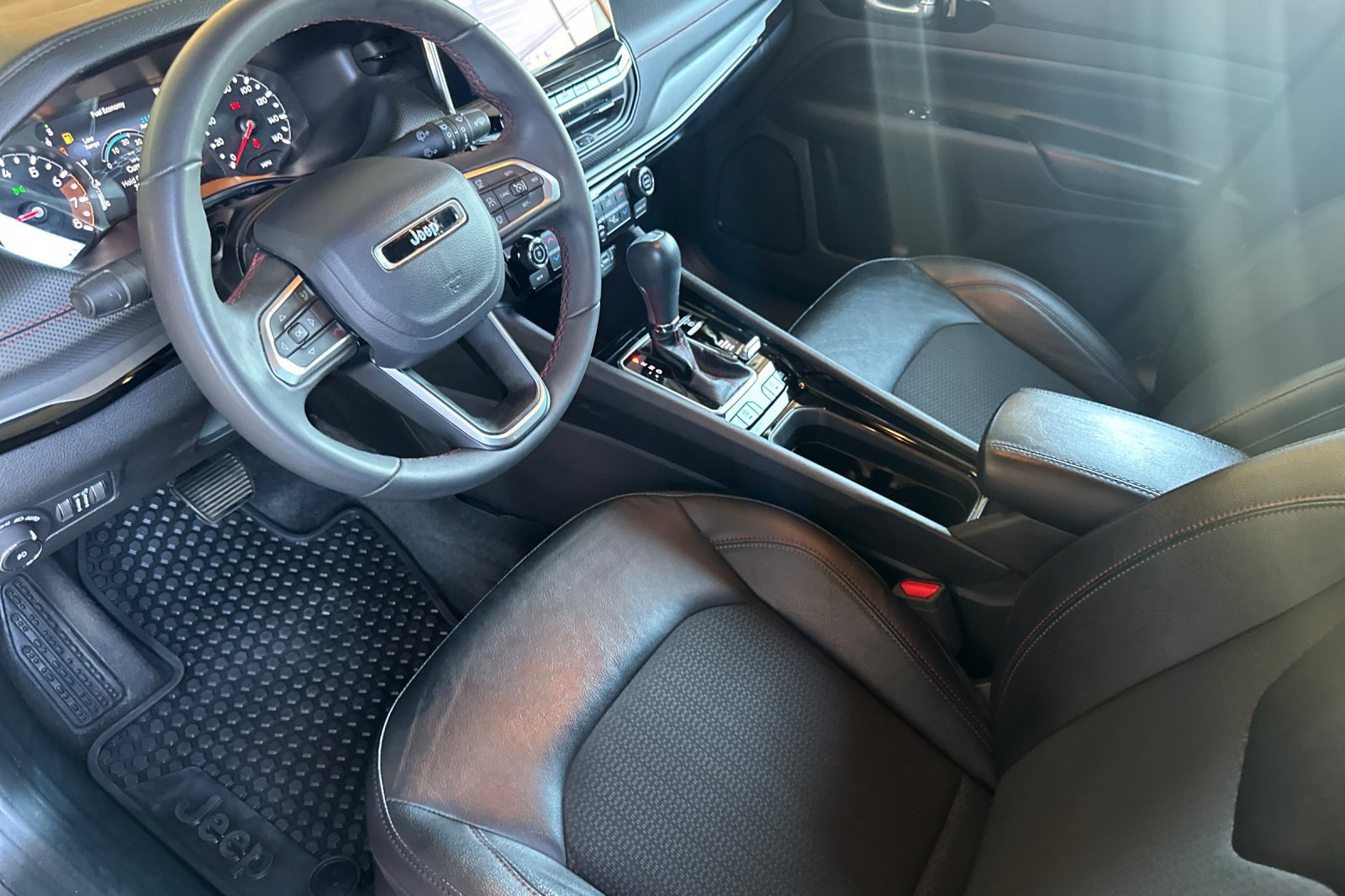 Used 2025 Jeep Compass Trailhawk AWD/4WD image 10
