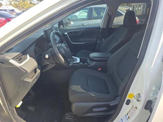 Used 2021 Toyota RAV4 LE AWD/4WD image 2