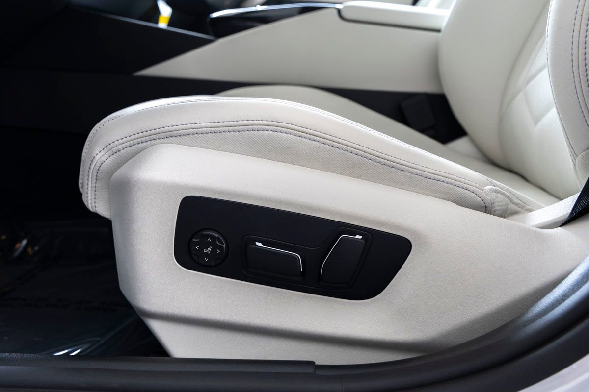 New 2026 BMW 550e xDrive w/ Executive Package AWD/4WD image 17