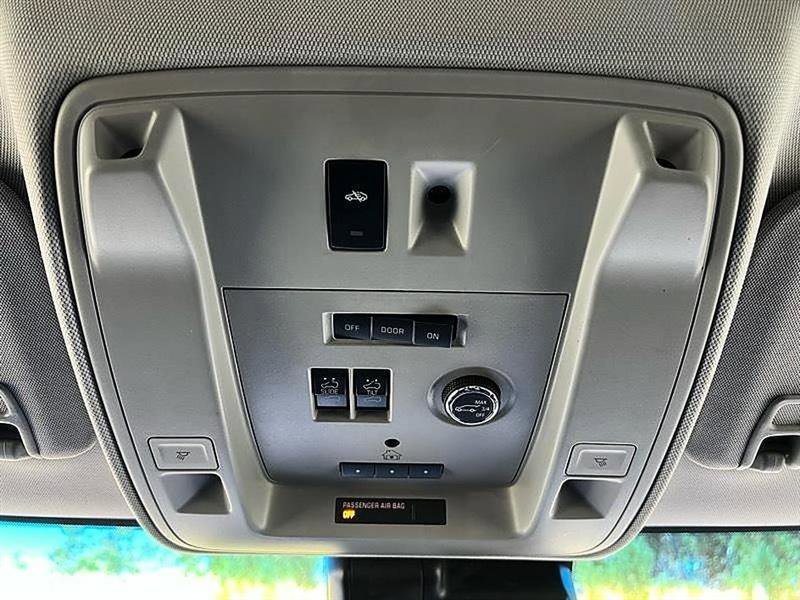 Used 2015 Cadillac Escalade Luxury RWD image 40