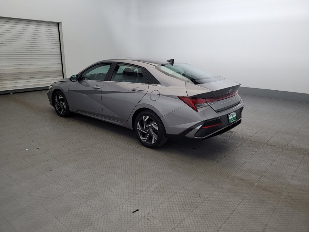 Used 2025 Hyundai Elantra Limited FWD image 3