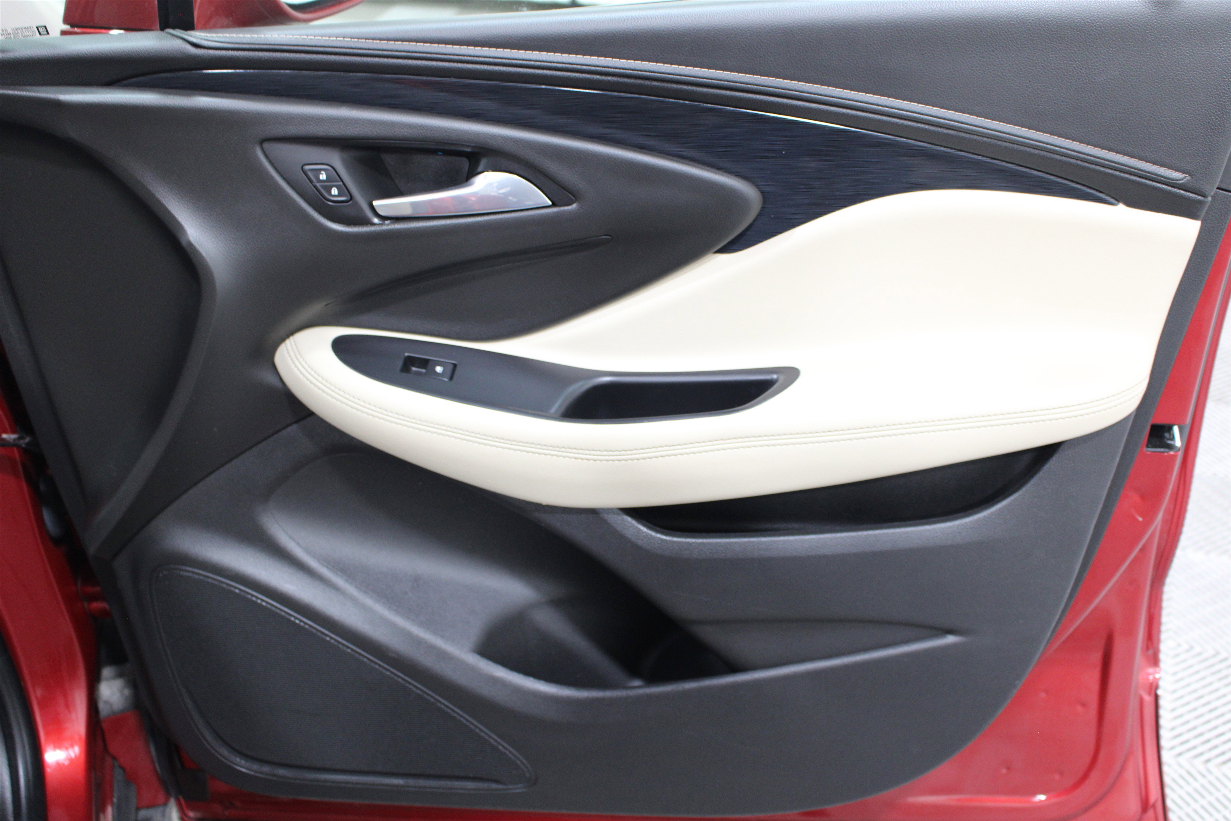 Used 2017 Buick Envision Essence image 29