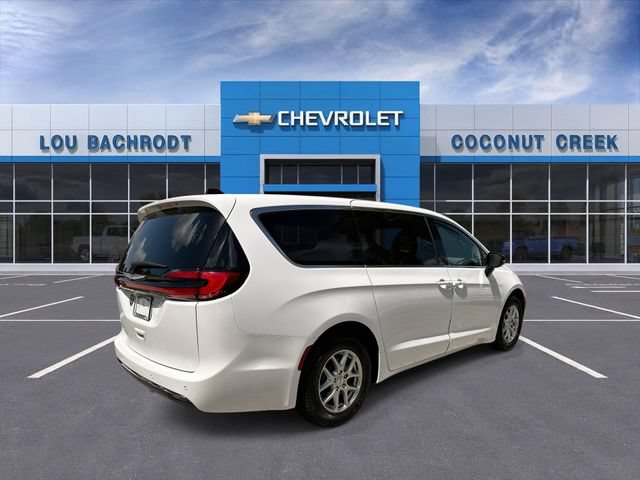 Used 2024 Chrysler Pacifica Touring FWD image 8