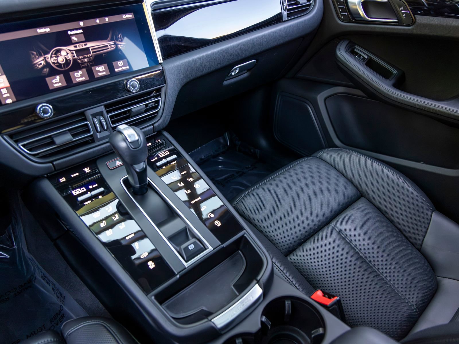 Certified 2024 Porsche Macan image 41