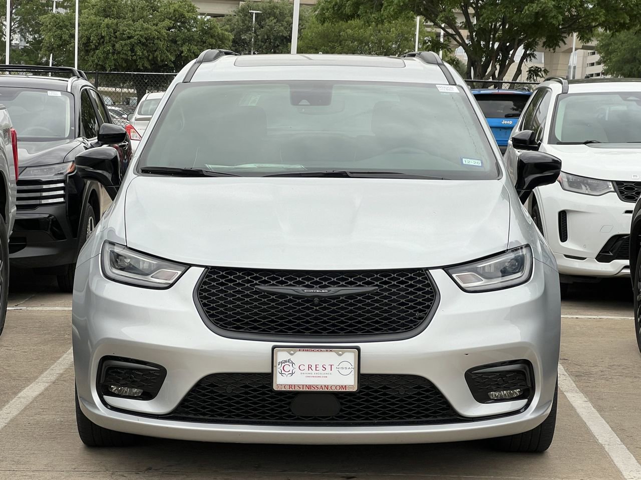 Used 2023 Chrysler Pacifica Limited w/ Uconnect Theater Family Group FWD image 2